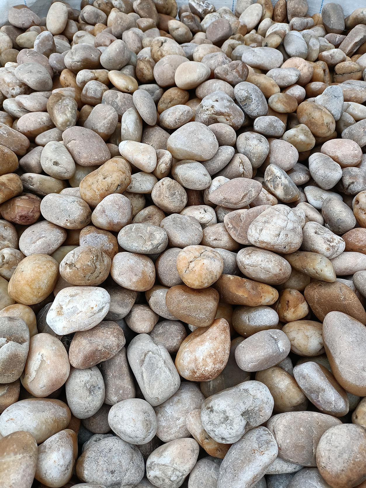 天然黄白鹅卵石